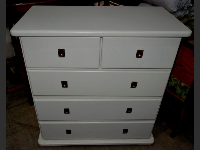WHITE 2-OVER-3 CHEST OF DRAWERS WITH BRASS FINGER HANDLES, 97 x 49 x 102cm
