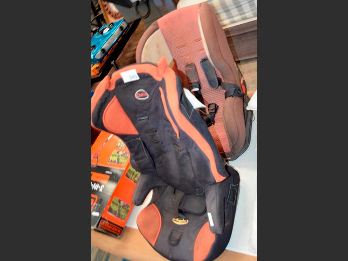 LOT: 2 x CHILDREN'S CAR SEATS [Need a clean]