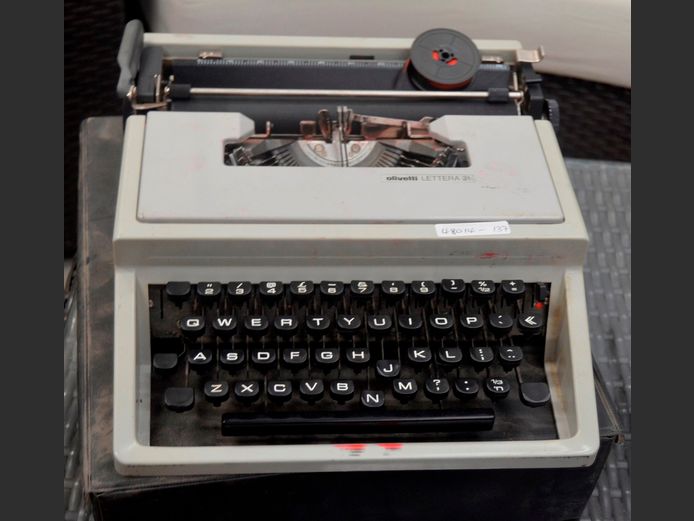 VINTAGE OLIVETTI LATTERA 31 TYPEWRITER