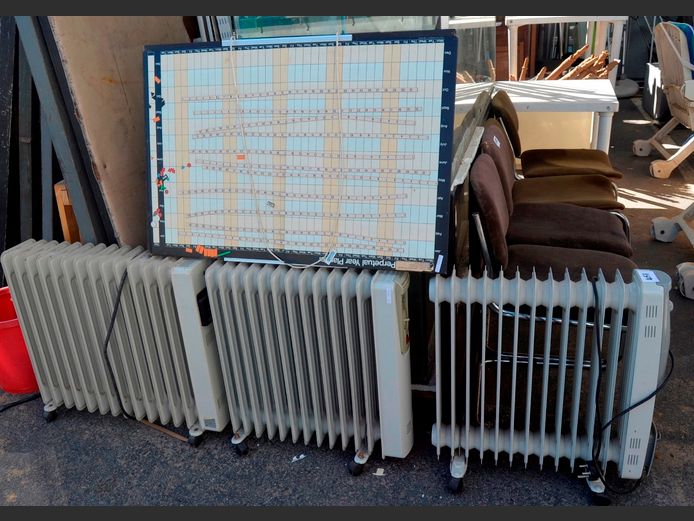LOT: 3 x GOLDAIR OIL HEATERS [Untested] & A MAGNETIC CALENDAR [31,61]