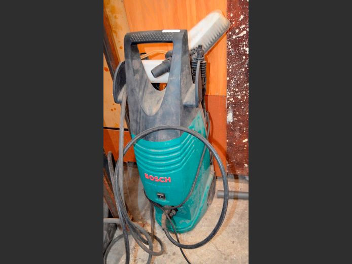 BOSCH HIGH PRESSURE WASHER [Switches on, untested further]