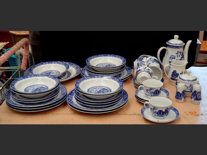 ROYAL WINDSOR "WILLOW" 49-PIECE PART DINNER SERVICE