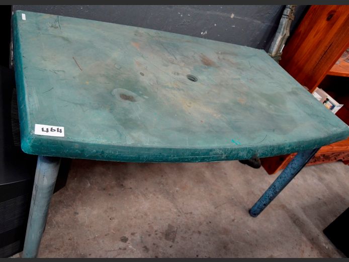 GREEN PLASTIC PATIO TABLE, 135 x 80 x 72cm [Damaged]