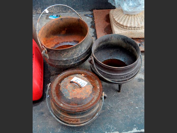 LOT OF 3: BEST DUTY CAST IRON POTJIE POTS [Rusty]