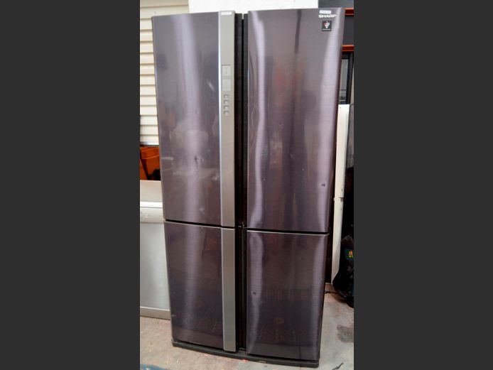 SHARP PLASMA GREY 4-DOOR SIDE-BY-SIDE FRIDGE FREEZER [Getting cold]