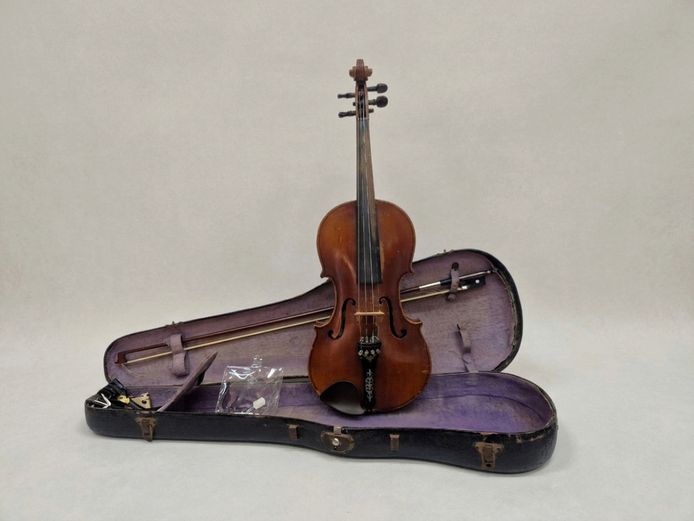 Antique Antonius Stradivarius Copy Full-Size Violin with Case & Accessories