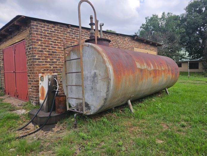 23000 liter Diesel tank op pote met pompmeter
