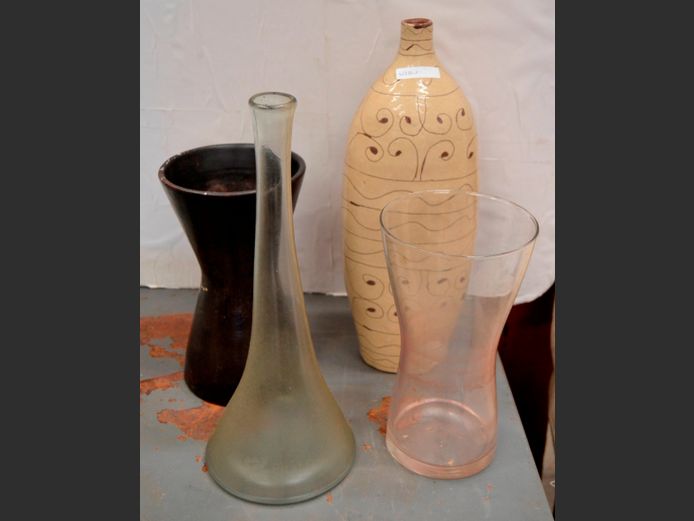 LOT: BEIGE & BROWN CERAMIC VASES & 2 x GLASS VASES