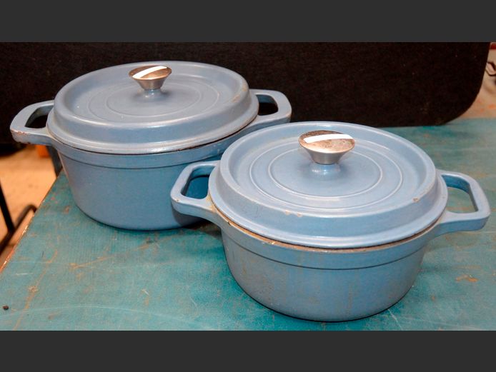 SET OF 2 BLUE CAST IRON POTS WITH LIDS, 25cm Diameter & 22cm Diameter