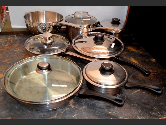 STAINLESS STEEL POTS & PANS WITH LIDS, EGG POACHING PAN & A COLANDER