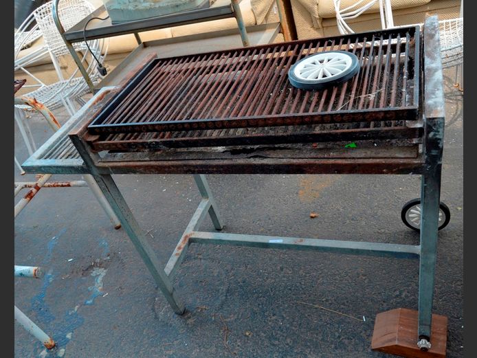 METAL BRAAI WITH GRIDS, 109 x 45 x 81cm [Rusted, 1 wheel needs attaching]