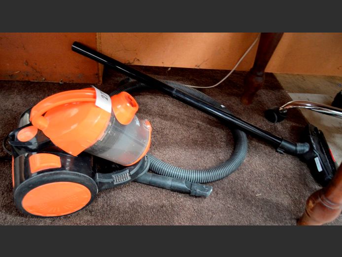 BENNETT READ ZOOM VACUUM CLEANER WITH ATTACHMENTS [Switches on, untested further]