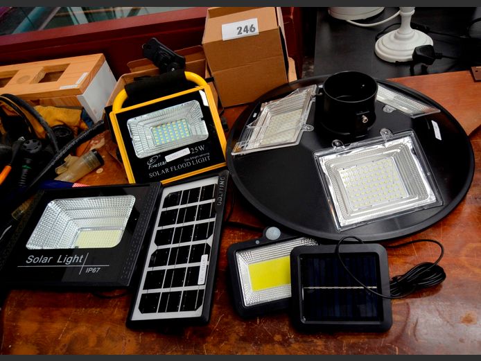 SOLAR FLOODLIGHTS & A STREET LIGHT [Untested]