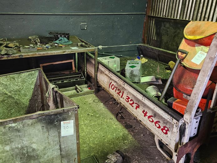 WORKSHOP BENCH, METAL CRATE AND 1 TON LOAD BIN
