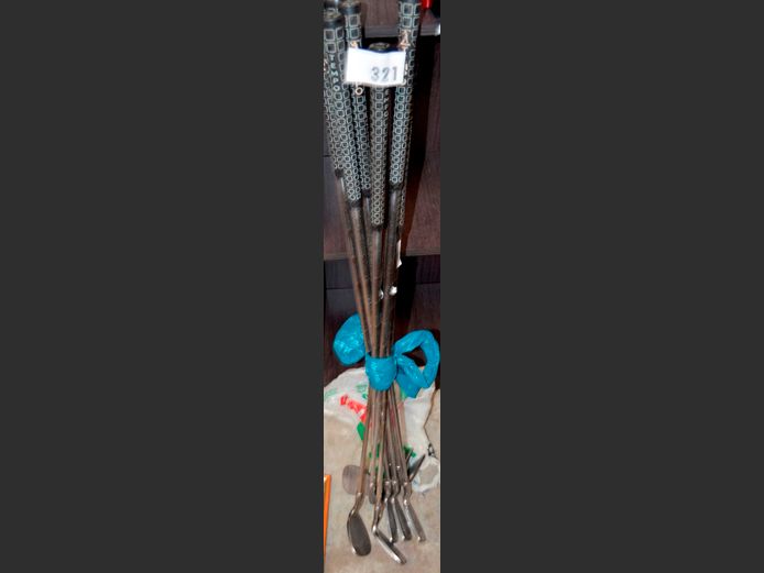 LOT: 9 x  ARIZONA GOLF CLUBS