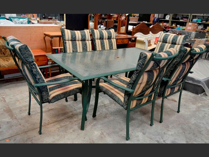 GREEN ALUMINIUM PATIO TABLE WITH GLASS TOP & 6 MATCHING CHAIRS WITH CUSHIONS, 183 x 107 x 70cm