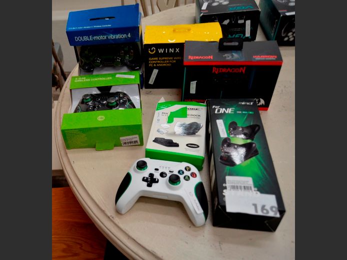 VARIOUS WIRELESS CONTROLLERS & DOCKING STATION CHARGERS FOR GAMING [Untested]