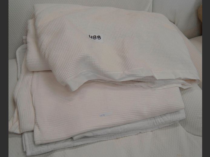 LOT: WHITE BEDSPREADS