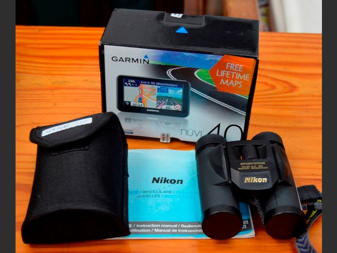 PAIR NIKON SPORTSTAR WATER RESISTANT BINOCULARS WITH POUCH & A GARMIN NUVI 40 G.P.S. [Untested] [10,11]