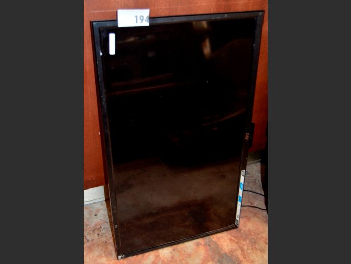 JVC 32" TV [Switches on, Screen cracked] ### LICENCE PLEASE ###