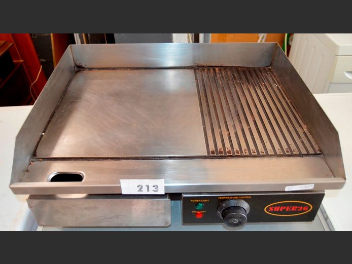 SUPER 26 ELECTRIC GRILLER, 55 x 43 x 21cm [Switches on, untested further]