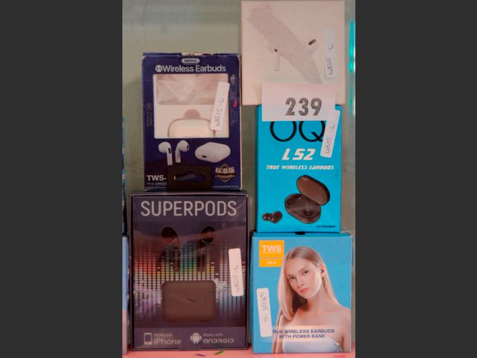 LOT OF 5: VARIOUS EARPHONES [Untested]