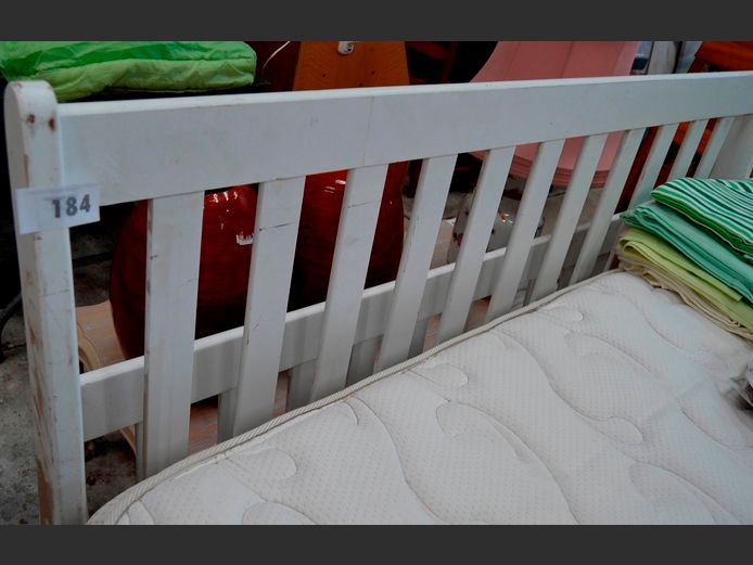WHITE PAINTED QUEEN SIZE HEAD- & FOOTBOARD