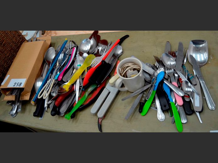 LOT: CUTLERY