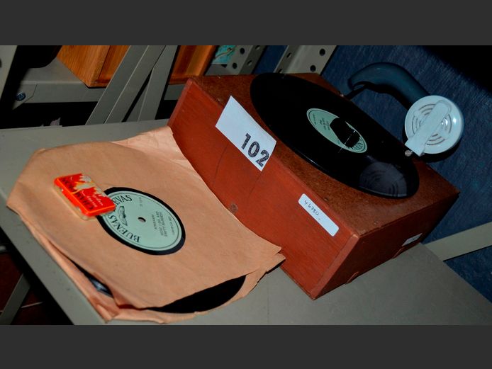 VINTAGE GALLOTONE WIND-UP RECORD PLAYER, 24 x 24 x 15cm