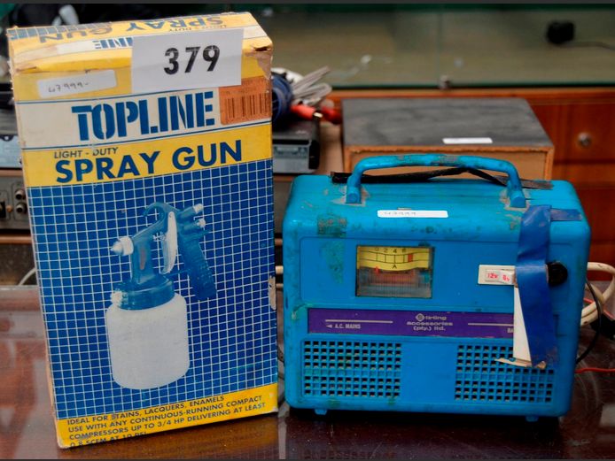 TOPLINE LIGHT DUTY SPRAY GUN & A STERLING BATTERY CHARGER [Switches on, untested further]