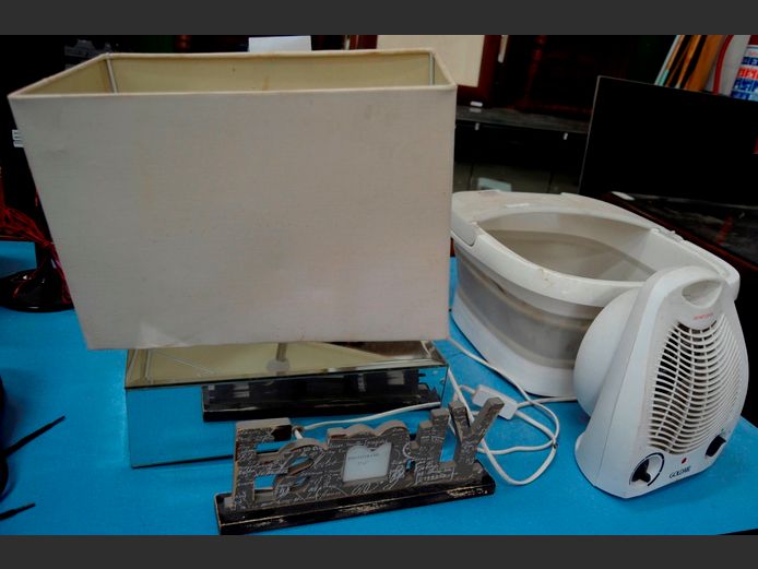 BEVELLED MIRROR TABLE LAMP WITH SHADE, FOOTSPA & A FAN HEATER [Switch on, untested further]