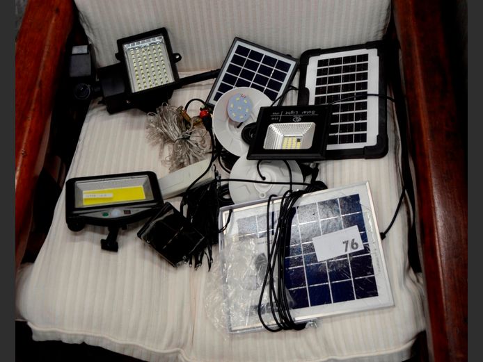 LOT: SOLAR GARDEN LIGHTS [Untested, Condition unknown]
