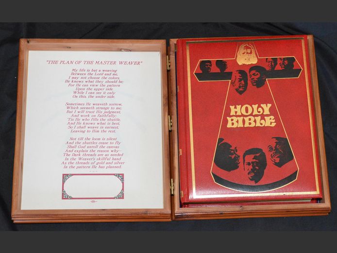 COLLECTABLE BIBLE IN WOODEN CASE, 26 x 19 x 32cm