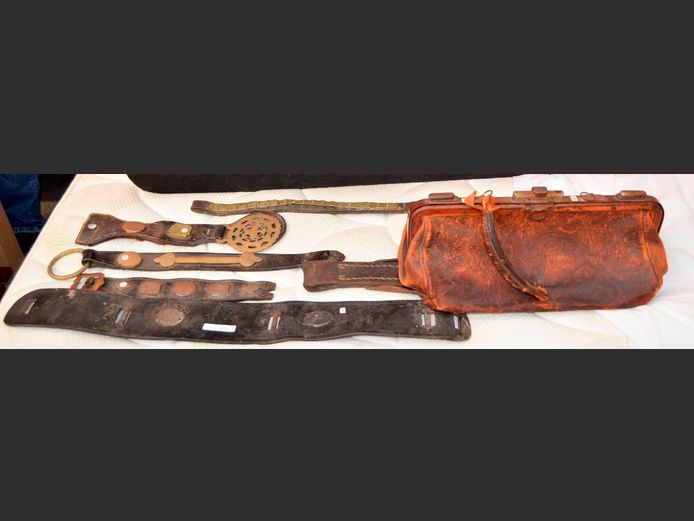 VINTAGE LEATHER BAG & COLLECTION HORSE BRASSES ON LEATHER STRAPS [Worn]