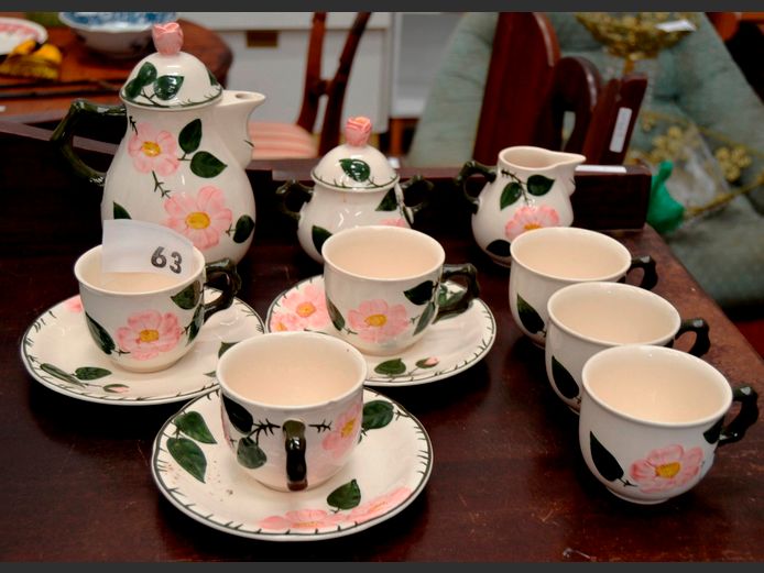 VILLEROY & BOCH "WILD ROSE" 14-PIECE PART TEA SET