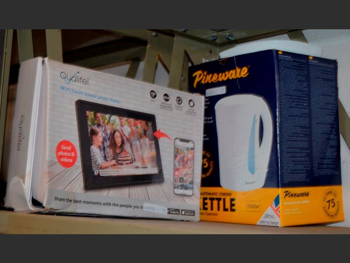 QUALITEL WI-FI TOUCH SCREEN PHOTO FRAME & A PINEWARE KETTLE [Untested]