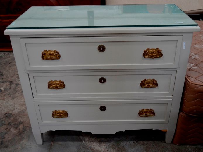 CREAM PAINTED 3-DRAWER CHEST OF DRAWERS WITH GLASS TOP & BRASS HANDLES, 110 x 50 x 94cm