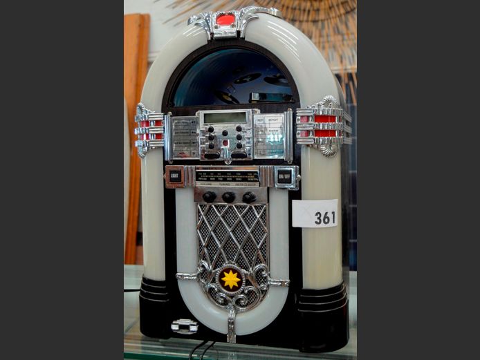 FUNKY JUXEBOX STYLE CD/RADIO, 33 x 23 x 50cm [Switches on, untested further]