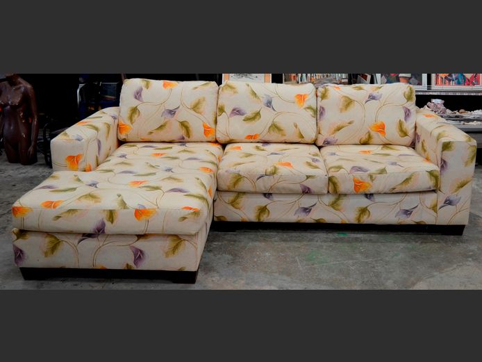 FLORAL UPHOLSTERED L-SHAPED LOUNGE SUITE, 260 x 160cm