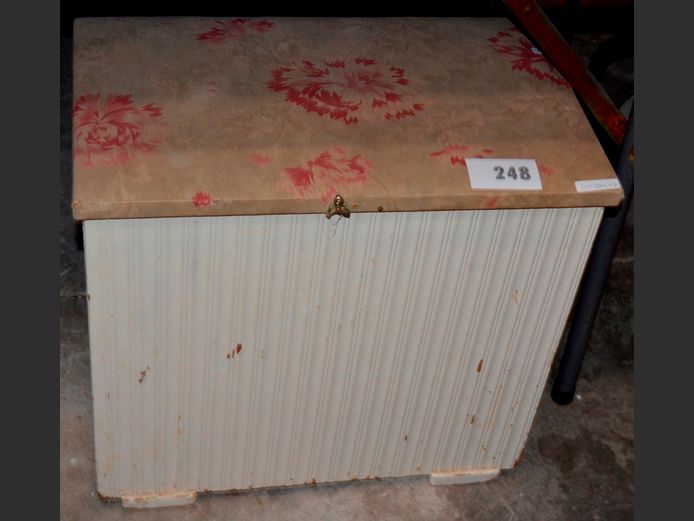 VINTAGE WHITE PAINTED LAUNDRY BIN, 52 x 30 x 48cm