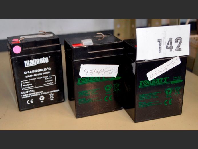 LOT: 3 x BATTERIES [Condition unknown]