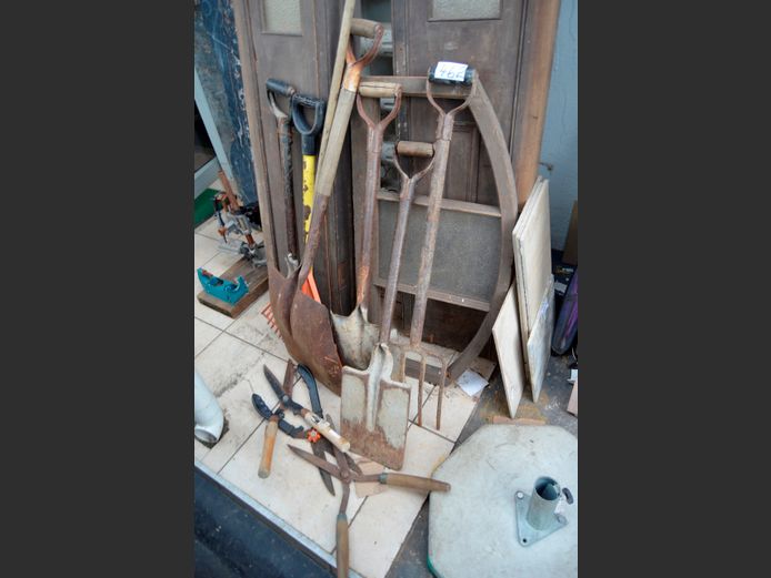 LOT: GARDEN TOOLS
