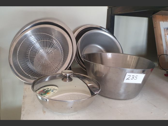 LOT: STAINLESS STEEL MIXING BOWLS, PLASTIC BOWL, etc