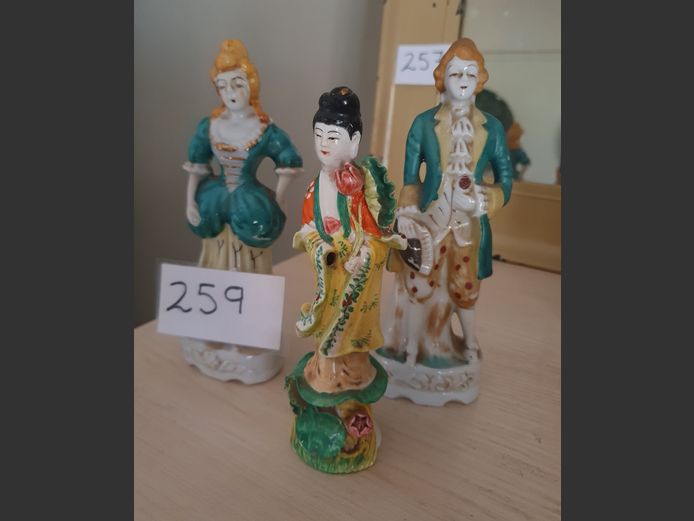LOT: 3 x CERAMIC FIGURINES