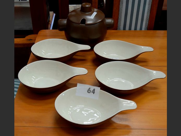 BROWN & WHITE STONEWARE SOUP TUREEN WITH LID & 5 SOUP BOWLS