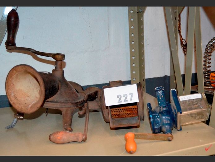 VINTAGE: COFFEE GRINDER, MINCER & A MANUAL GRATER