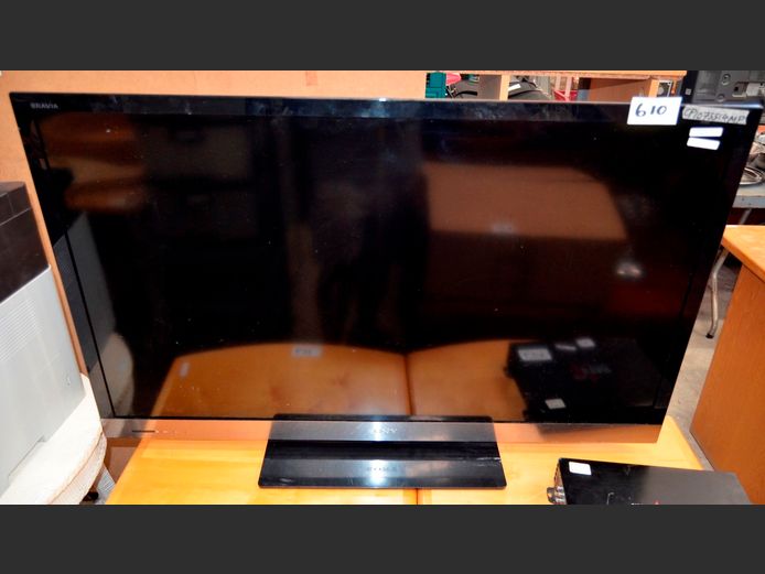 SONY 46" L.E.D. TV [Switches on, screen cracked] ### LICENCE PLEASE ###