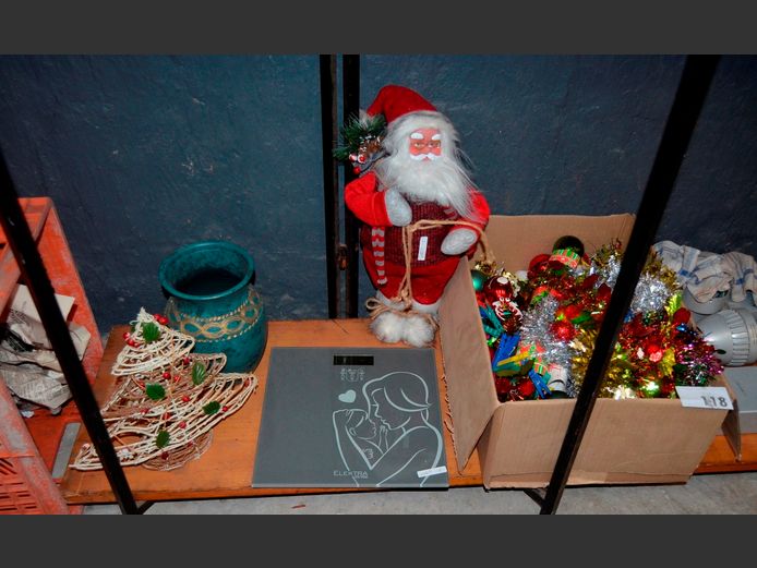 LOT: CHRISTMAS DECORATIONS, GREEN CERAMIC VASE, BATHROOM SCALE, etc