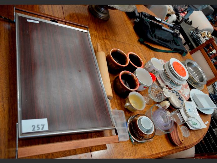 ASSORTED PLATES, BOWLS, HOTTRAY, etc [Switches on, untested further]