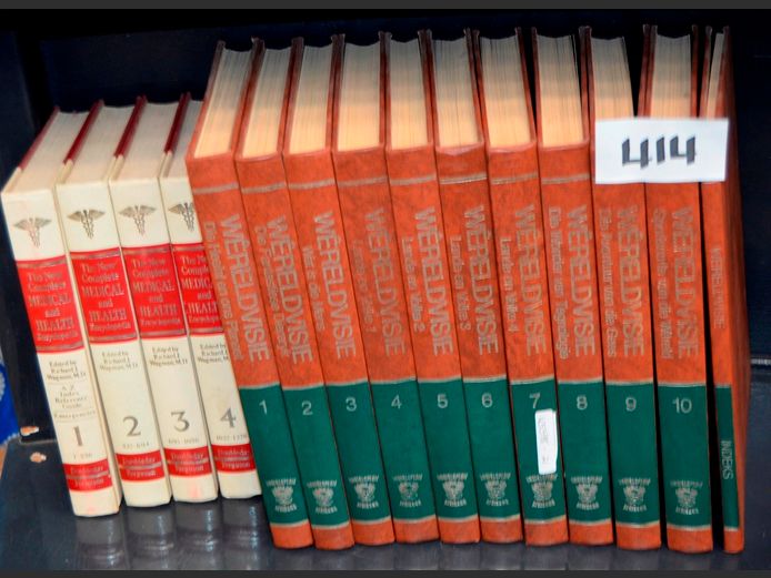 WERELDVISIE ENCYCLOPEDIAS IN 10 VOLUMES & 4 VOLUMES OF MEDICAL & HEALTH ENCYCLOPEDIAS